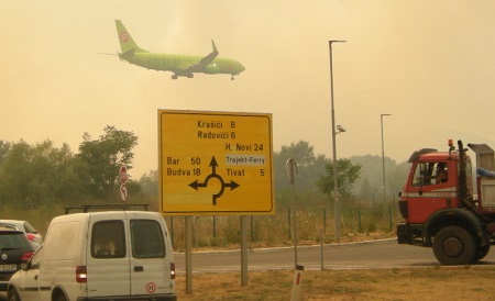 1avion kroz dim do piste