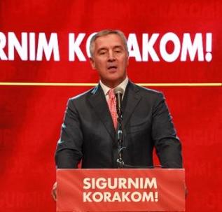 Milo Djukanovic Sigurnim korakom