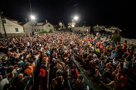 a17Kotorski f poz za djecu publika