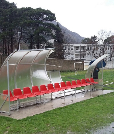 sportska klupa slomljena